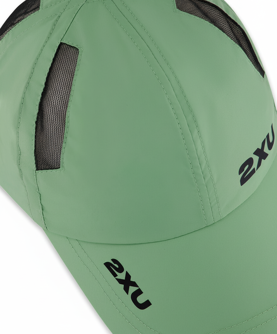 2XU Run Cap with white background