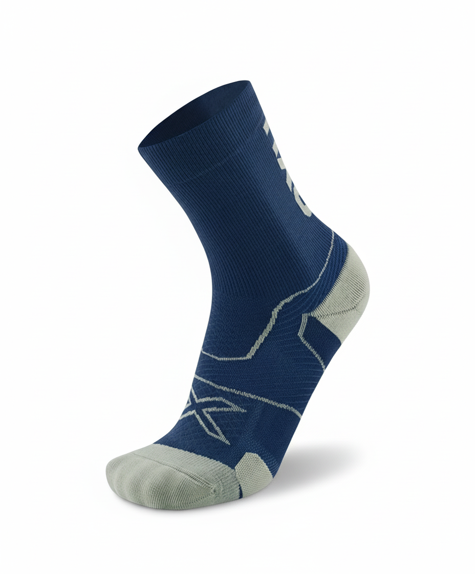 2XU Vectr Cushion Compression Crew Sock with white background